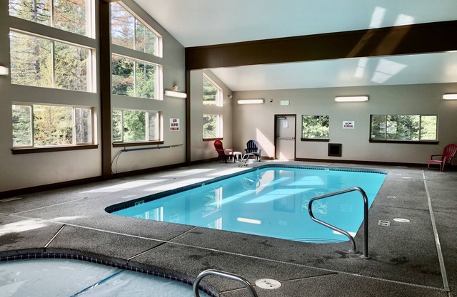 Mt Spokane updated Ski Condo WiFi, Pool & Hot Tub~sleeps 4~hike, bike, explore