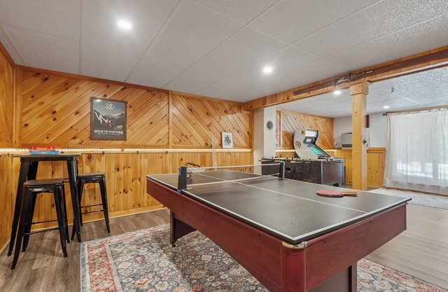 Mt Washington Valley Fall getaway with game room and deck!