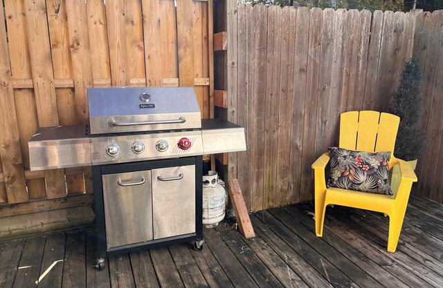 MTLVR #02 | Urban Oasis, foosball, A/C, sleeps 6