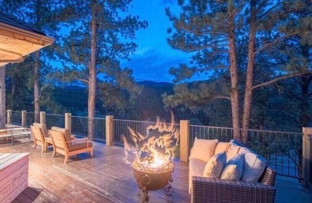 Mtn Luxury executive home 10 private acres-Privacy, Views, Outdoors lifestyle!.