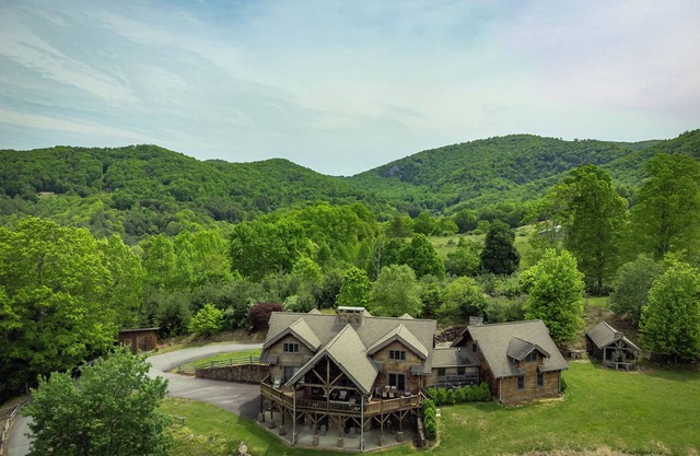 Mtn Sunsets Lodge, Hot Tub, Mtn Views, Fireplaces, River Access, WiFi, Private!