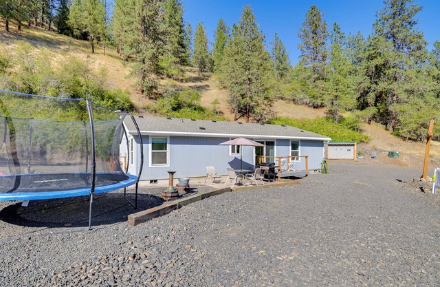 Mtn-View Gem w/Outdoor Entertainment in Ahsahka!