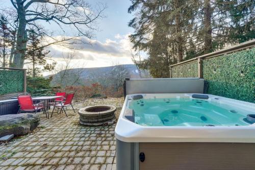 Mtn-View Gem with Deck and Hot Tub in Tannersville