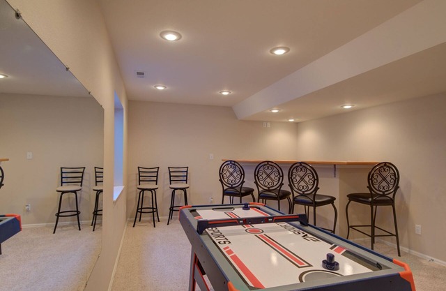 Mtn Views, Quiet Oasis,king Beds+Centrally Located