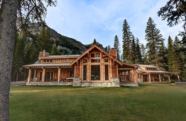 MTNLUX Refuge Creekside Sauna & Hot Tub