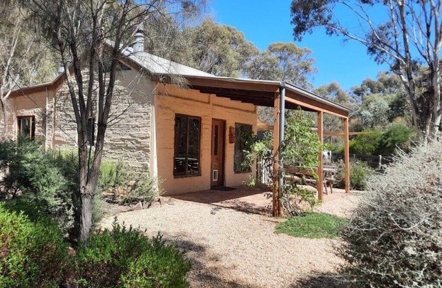 Muckleford Forest Cottage - Bush retreat, wood fire, pizza oven and stunning dam