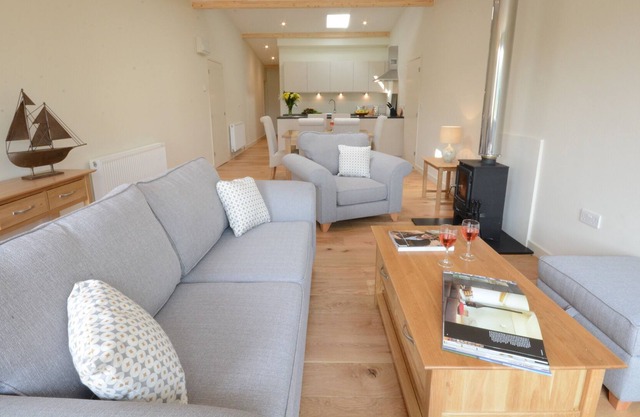 MUDDY PIG, UBBESTON, pet friendly, with pool in Laxfield