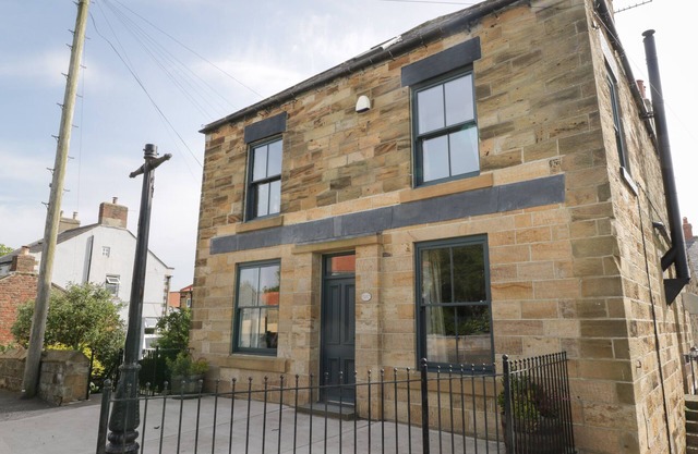 MULGRAVE HOUSE, pet friendly, character holiday cottage in Staithes