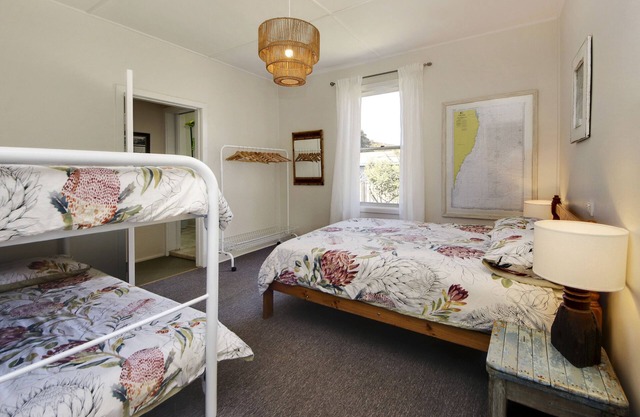 Muller's Cottage: A Spacious and Pet-Friendly Three-Bedroom Retreat.