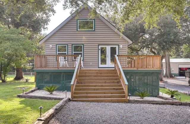 Multi-Level Bonneau Cabin: Walk to Lake!
