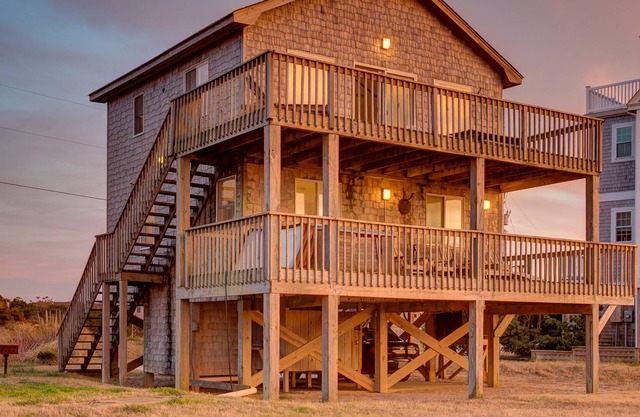 Multi-level sound-front house with private hot tub, central AC, & WiFi