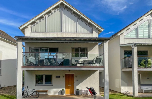 Muntjac Lodge, Cotswold Water Park, sleeps 10 guests in 5 bedrooms