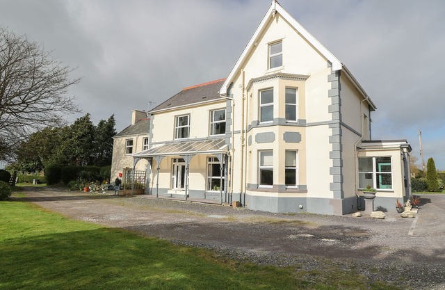MURIAU PARK, pet friendly, with hot tub in Caernarfon