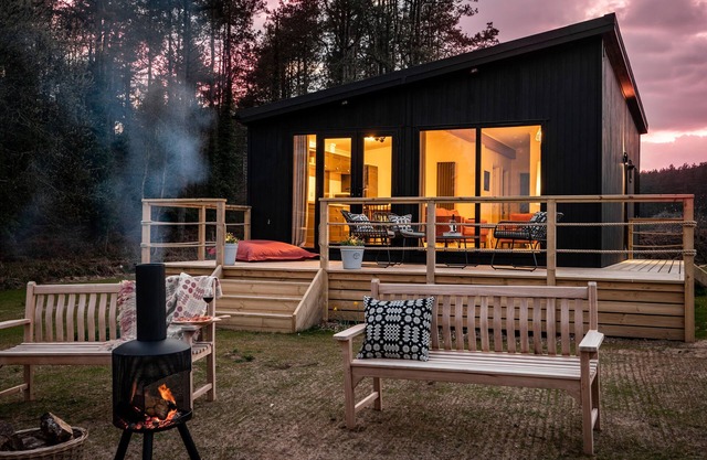 MURMUR Y COED, pet friendly, character holiday cottage in Newborough