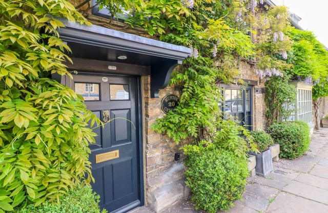 MURTON COTTAGE, pet friendly, character holiday cottage in Burford