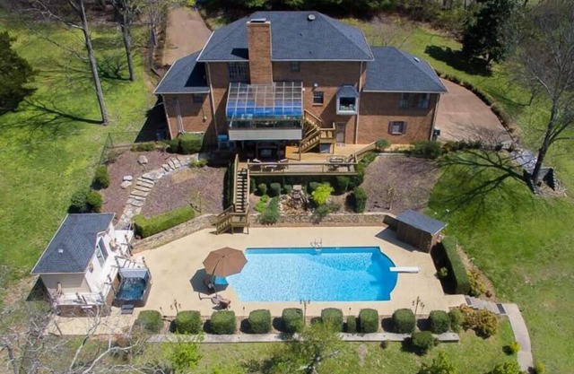 Music City Luxury sleeps 12+ pool, hot tub, tennis