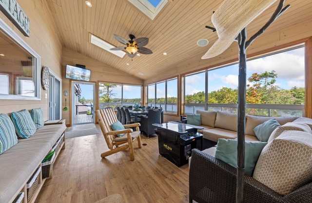 Muskoa Lake retreat, 5 bedrooms, 4 season with hot tub, fire pit, fireplace