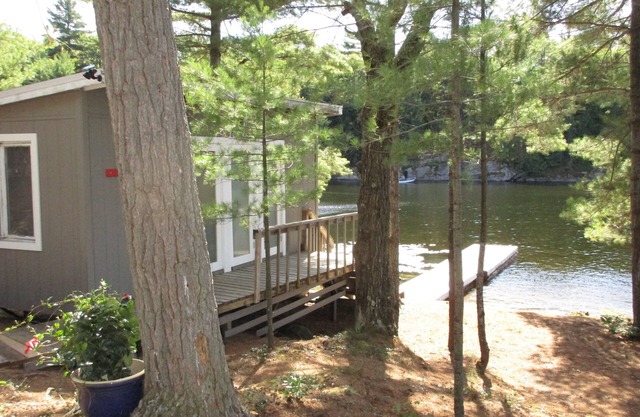Muskoka Cottage on Small Bay with access to large lake