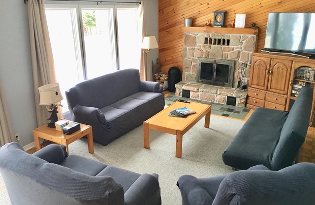 Muskoka, Cozy 3 Bedroom/2 Bathroom Cottage located on the coveted Lake of Bay