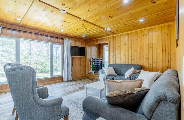 Muskoka House 4BDR BBQ 55"HDTV WIFI AC Sleep12