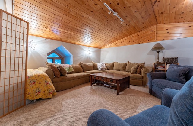 Muskoka; Large Comfortable Cottage with Rustic Flare-Lake Front, Hot Tub.