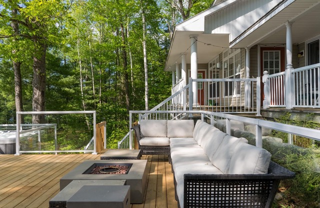 Muskoka Waterfront Cottage w/Hot Tub, Wi-Fi & AC (Pet-Friendly!)