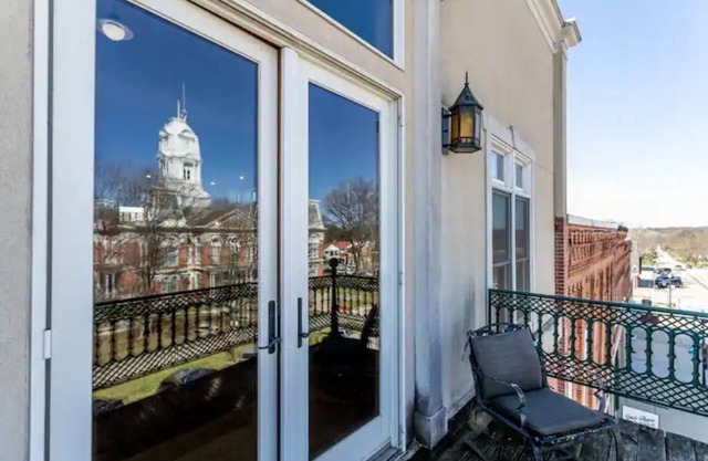 Must see! Stunning Penthouse in heart of downtown