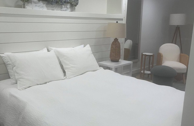 MV Modern Queen 1BR and Qu. sofa bed private bedroom apartment sleeps 4 to 6