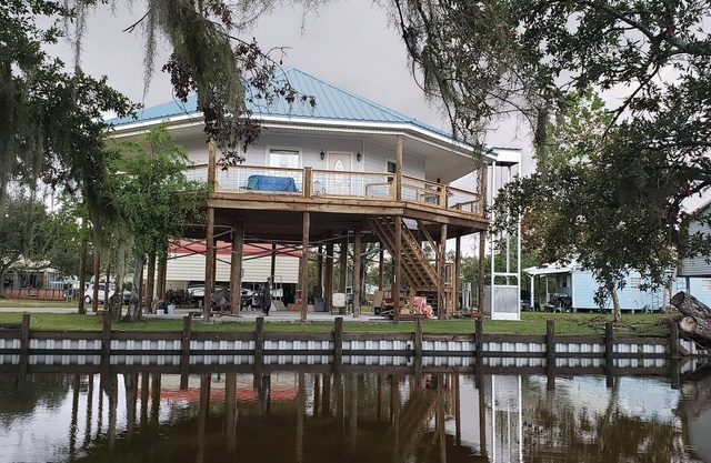 My oh My Maison du Bayou with WiFi, AC, fishing. Enjoy a relaxing cozy stay!