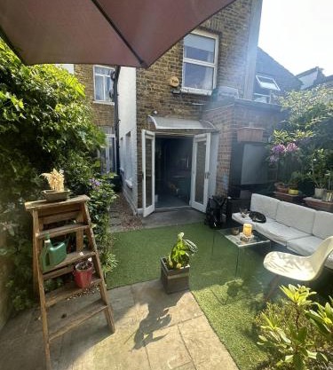 My Sky London House Near Attractions