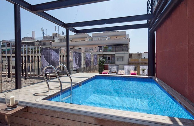 My Space Barcelona 6 apartments in Arco de Triunfo with pool for 48 people