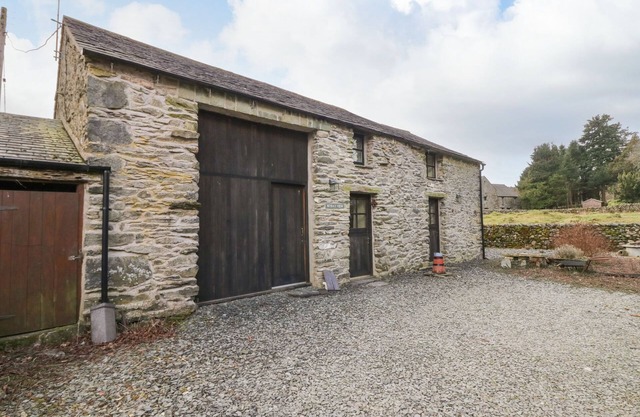 MYRA'S VIEW, romantic, character holiday cottage in Newby Bridge