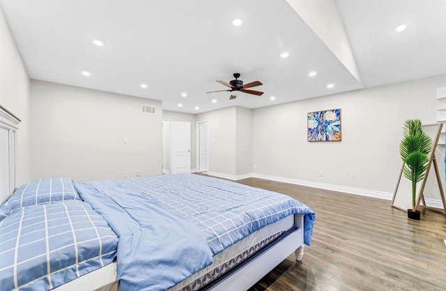 Mystic Mansion in Mississauga (Greater Toronto) w/Party Rm Sleeps 10
