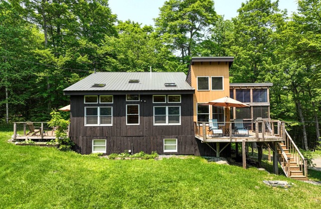 Mystic Nights*Trail Access* Lake Access*Hot Tub
