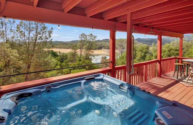 Naci Lakeview Retreat - Spa and Game Room!
