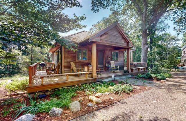 Nana's Backyard Treehouse with deck, electric/gas grills, kitchenette