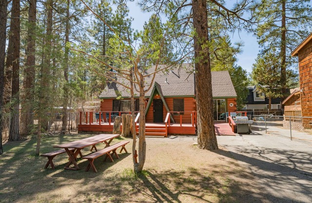 Nana's Cottage Retreat - Charming rustic cabin, Smart TV, Fenced Lot, BBQ
