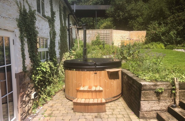 NANT COED BARN, family friendly, with hot tub in Abergele