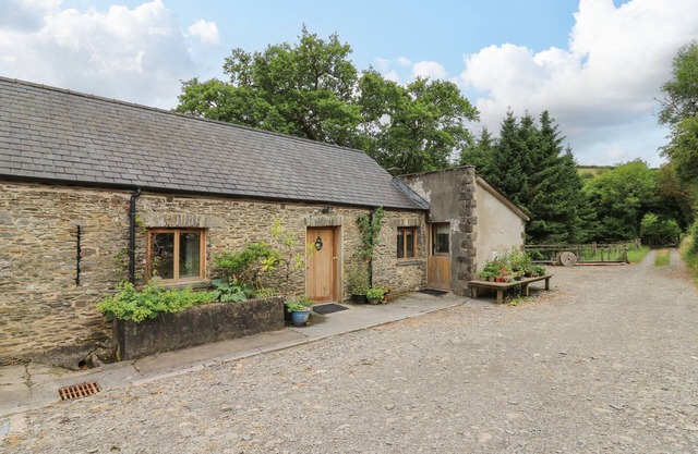 NANT GLAS, family friendly, character holiday cottage in Lampeter