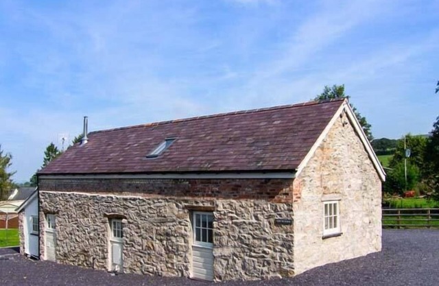 NANT YR HENDRE, family friendly, with hot tub in Pentre Celyn