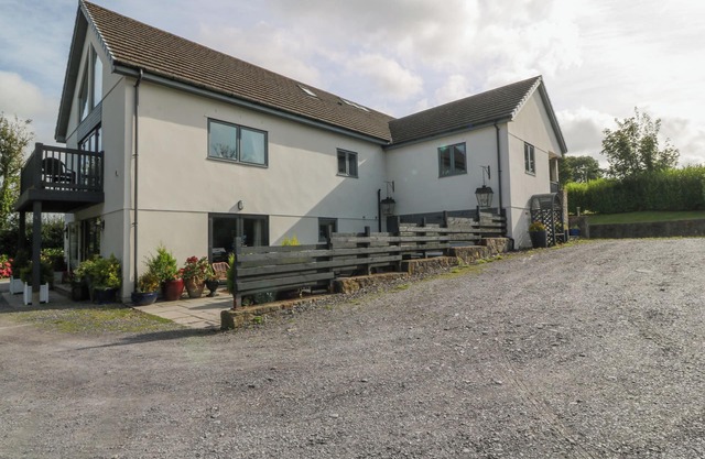 NANT-YR-RHEDYN, pet friendly, luxury holiday cottage in Red Wharf Bay