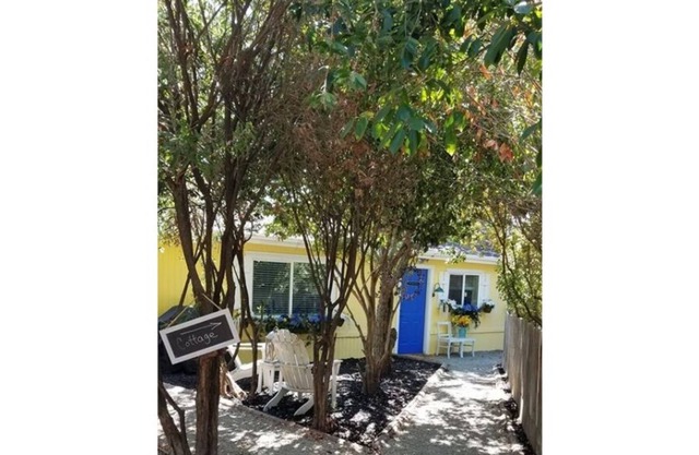 Napa Valley Farmhouse Cottage (pet friendly)