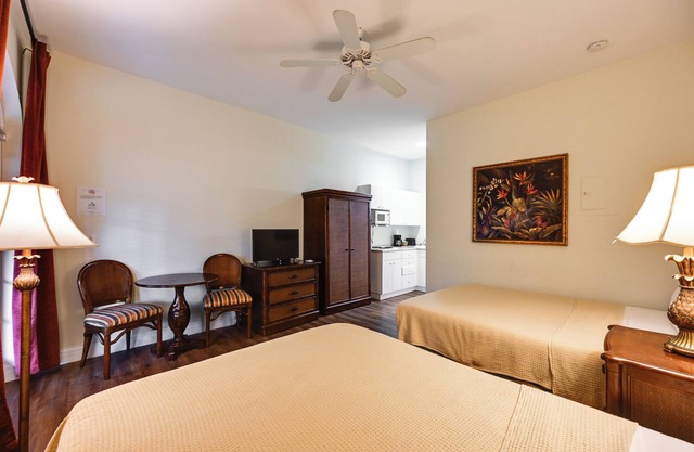 Naples Studio w/Community Pool & Tennis Courts!