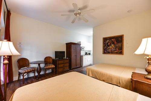 Naples Studio with Community Pool and Tennis Courts!