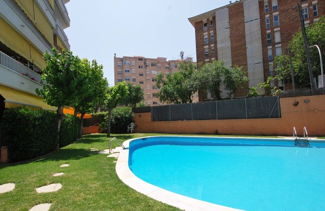 Narciso views - Community Pool