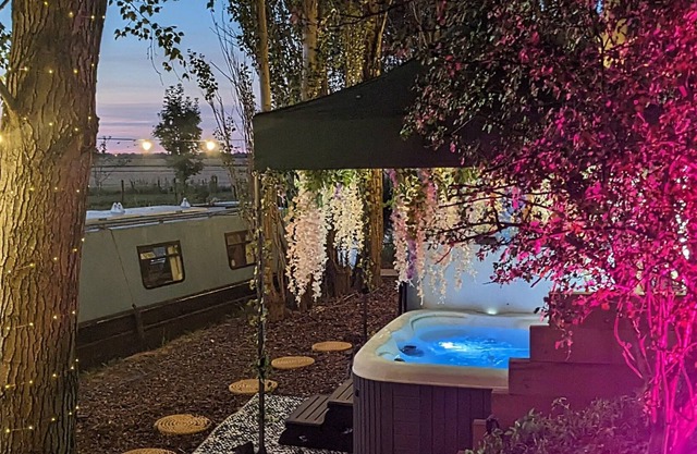 Narrowboat With Hot Tub, Spa, Cruising And More