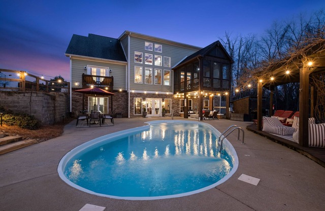 Nashville Best Large Group Retreat– Pool/Hot Tub/Theatre/Karaoke/Gym +