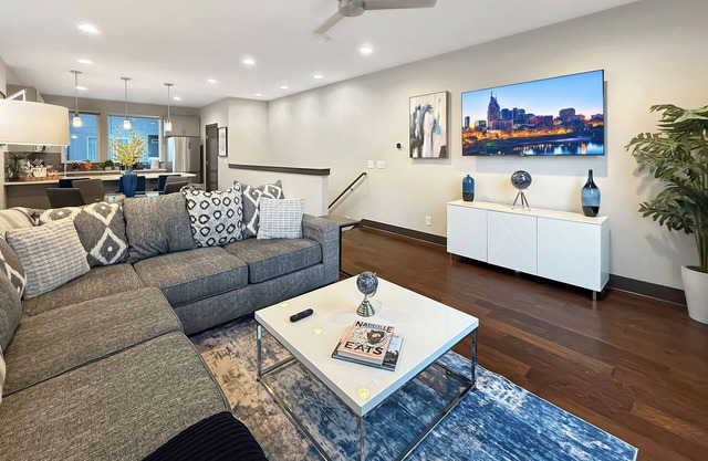 Nashville Skyview: Modern Luxury Minutes to Broadway