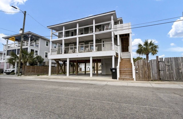 Nathans Cottage Lower - Bottom floor duplex next to Oceanic Pier
