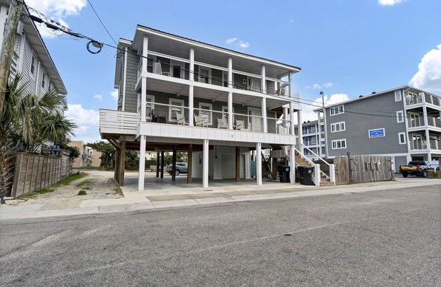 Nathans Cottage - 6 bedroom home with sound views next to Oceanic Pier